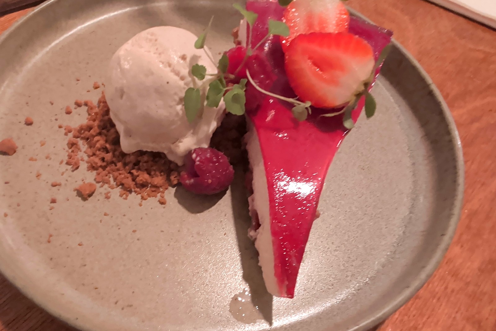 Cheesecake met rood fruit bij Mellow