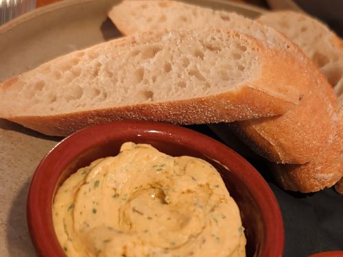 Broodplankje met kruidenboter en tapenade