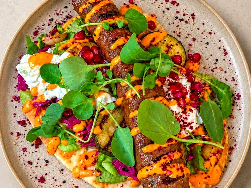 Lamskebab met granaatappel en harissa-yoghurt